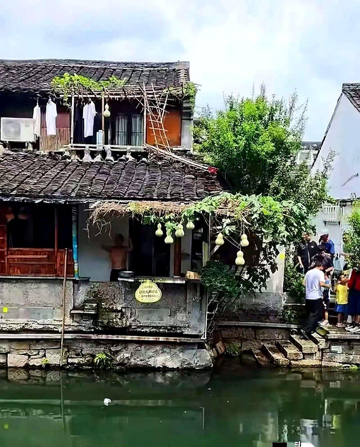 七个葫芦，一夜爆火。
全网的“蛇精”正连夜打包行李赶去绍兴，打算来场群魔乱舞。