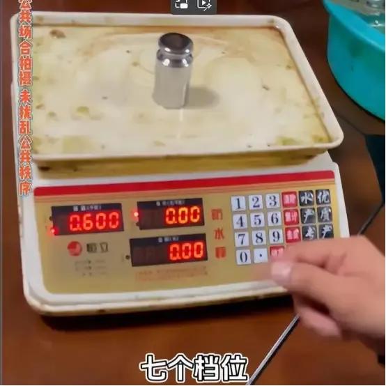 闹大了！”江苏南京，男子在菜场花60元买了条鱼，给完钱让鱼贩不用宰杀直接装袋，鱼