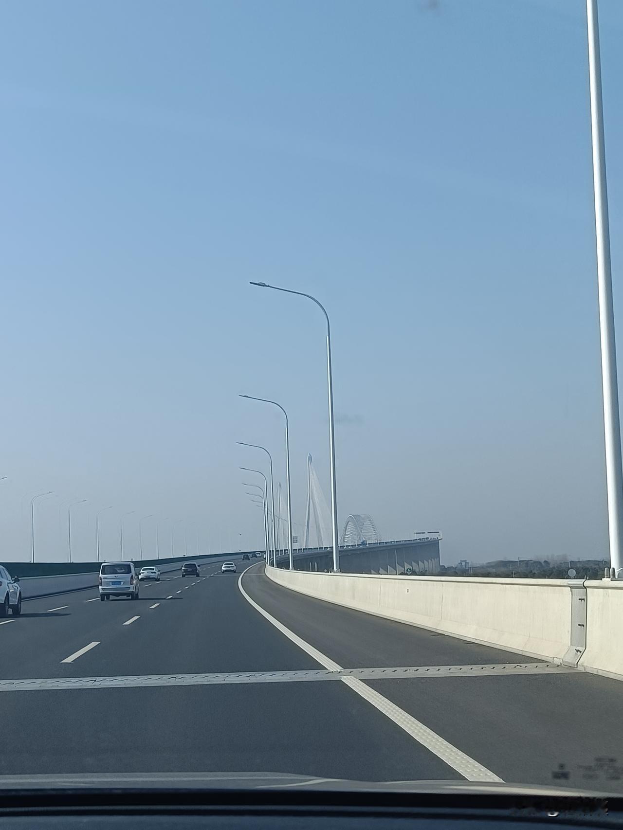 今天大年初四，陪老同志回老家，
回家的主要目的，不是陪他老父亲过年，主要是回来拜