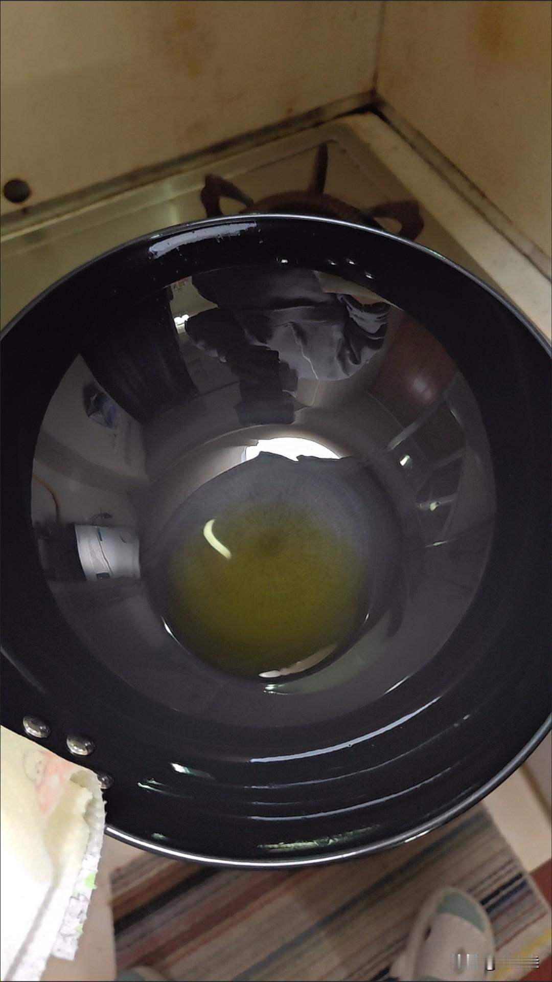 好多人天天听人说“热锅凉油”，可真照做了，该粘还是粘，炒个肉、煎个鱼照样稀碎，还