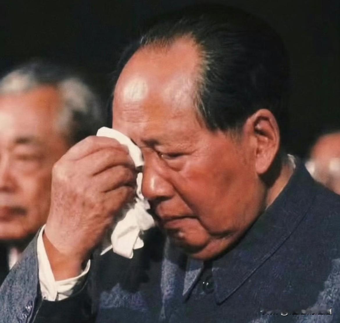 一张老照片，定格下晚年毛泽东同志动容落泪的一刻。历经战火淬炼，他有着钢铁一般的意