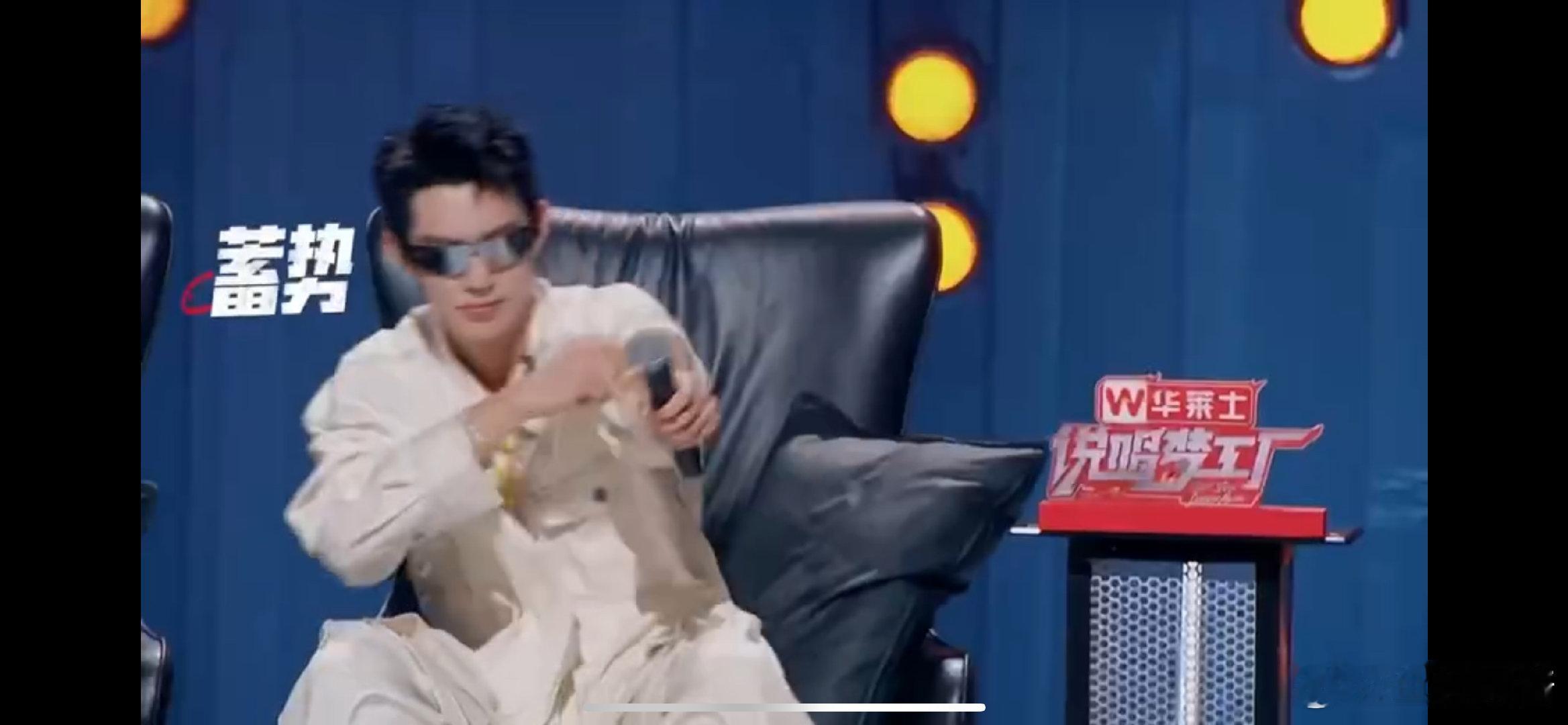 #刘畊宏用冷笑话硬控王鹤棣# 刘教练冷笑话功力深厚，王鹤棣频频败下阵来。直到小白