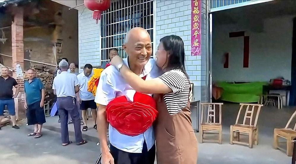 冥冥之中自有天意！女孩驾车落水，竟被71岁老大爷救上岸，让人没想到的是，后来女孩