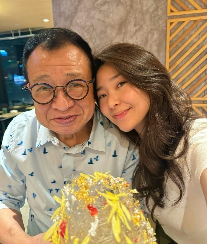 女儿怀念许绍雄女儿回应TVB颁奖礼悼念许绍雄 5日，许绍雄的女儿许惠菁转发了TV