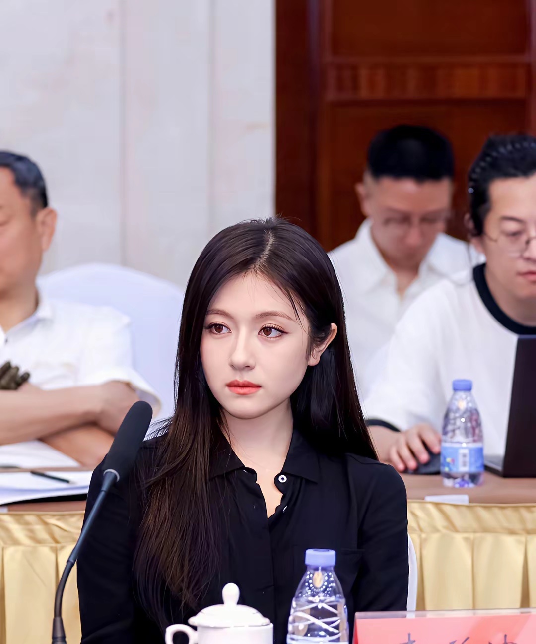 李兰迪不笑的时候真的有种高智感不知道以后能不能看她演这种类型的