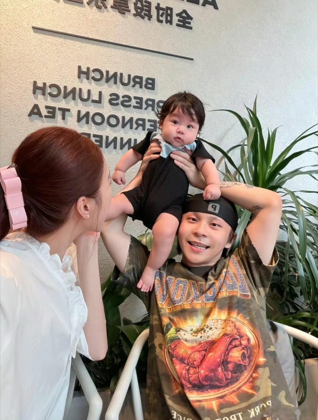 七夕到啦！小李一家三口晒出幸福合照！☺️七夕小李pissy