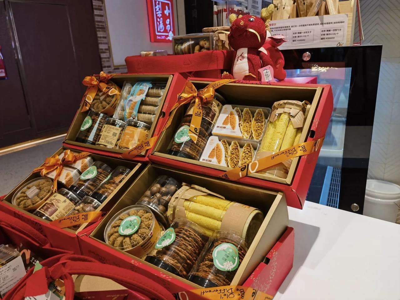 昨天去深圳南山海岸城的银行办事，顺便买了一些面包点心，这家店点心挺丰富。