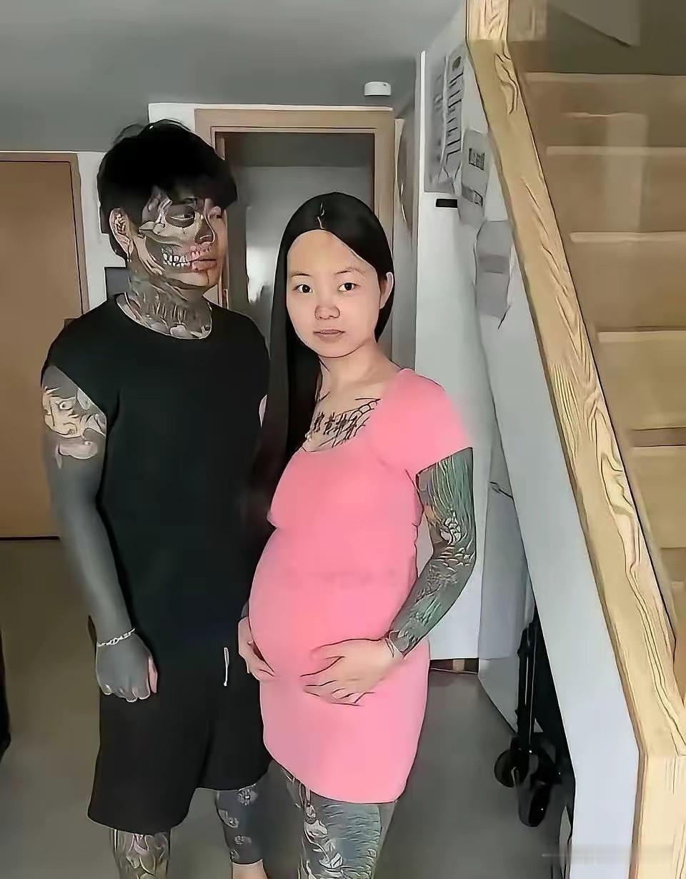 年轻的小两口子，如此的大面积、大尺度的纹身为哪般？
虽然纹身的并非坏种，但好种绝