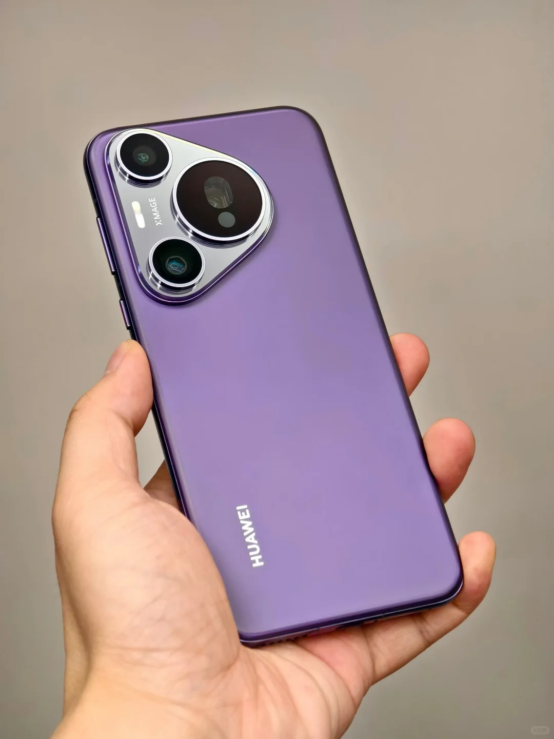 华为的颜值说一不二
但是我觉得也有缺点
就是新机上手的时候会觉得手感良好，屏幕通...