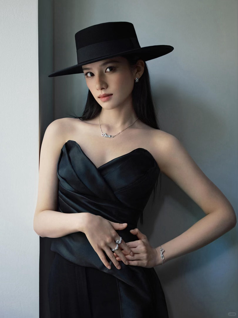 张婧仪[超话]张婧仪工作室出图张婧仪工作室昨天这波美图，直接美到我失语！！每一张