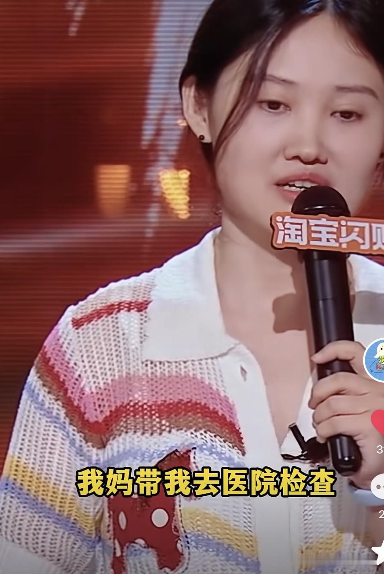脱口秀演员陈艾讲述了她上学时，被同班女生霸凌事听着既让人揪心，又让人同情。

