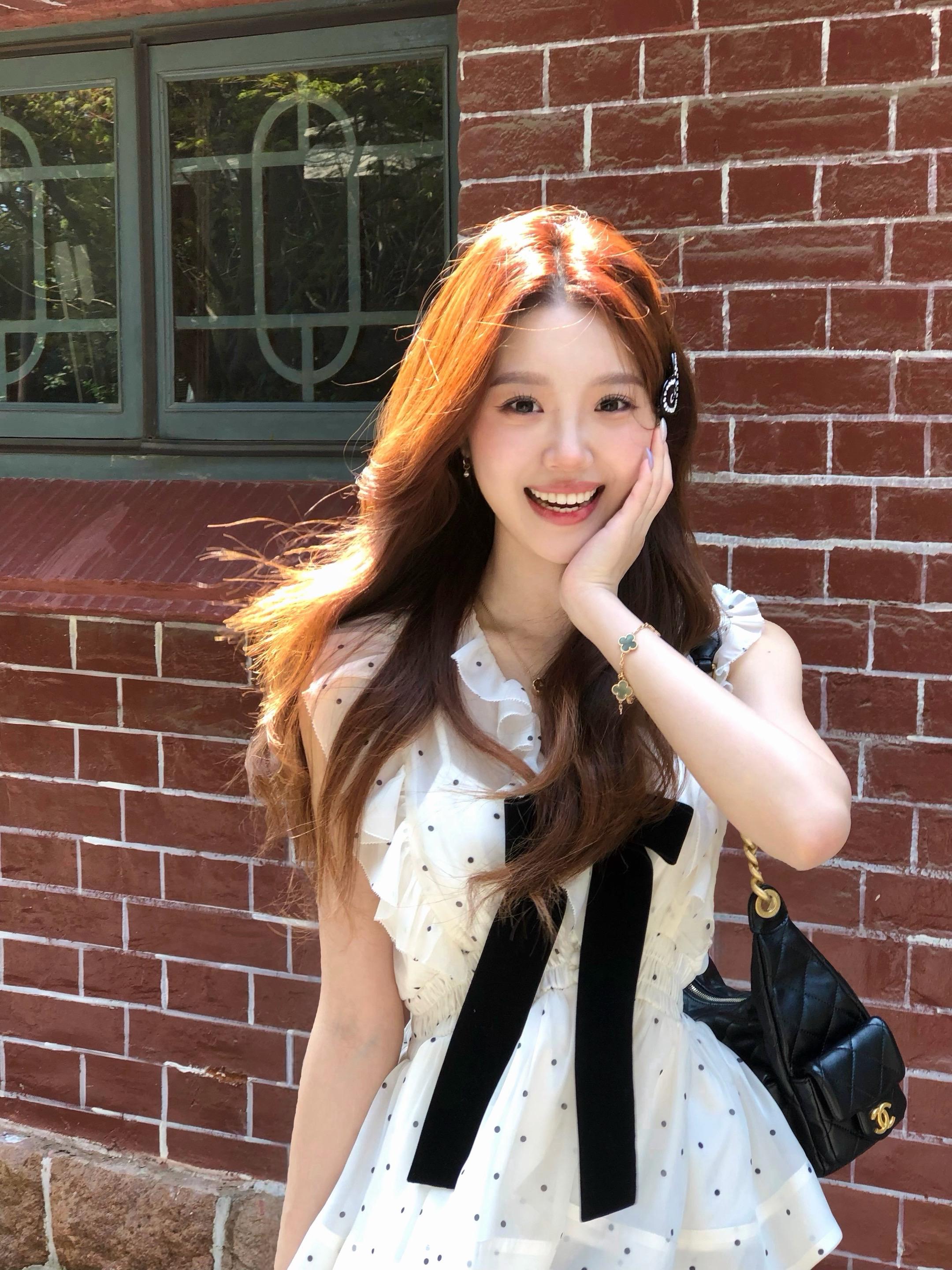 我是一个幸福主义者，从不扫自己的兴，从不等任何人