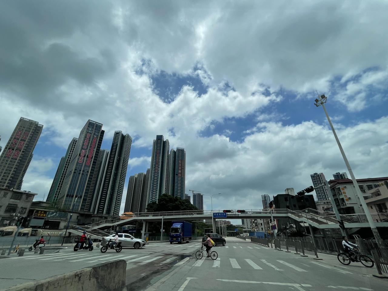又来说说园山街道的新坡塘村前的这个路口，好久前建了一座人行天桥，但几乎没有人经从