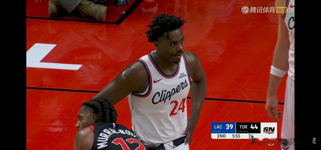 快船小将科比-布朗真是彻底的凉凉了！在今天快船客场以121：117战胜猛龙的比赛