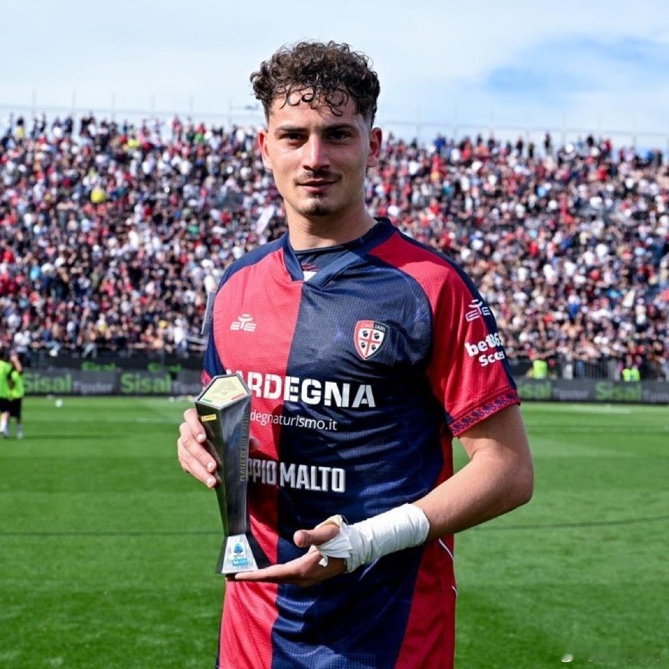 在卡利亚里战胜克雷默内的比赛中 二埃打进了全场唯一的进球ac米兰0比3乌迪内斯亚