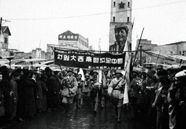 在49年国军将领准备起义前，意外发现自己姨太太竟是军统特务，最后是如何处理这段复