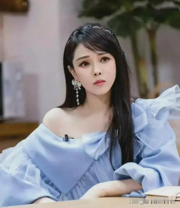 #伊能静发长文评《墨雨云间》#
伊能静还是挺有才气的，她以前写过很多小作文，可能