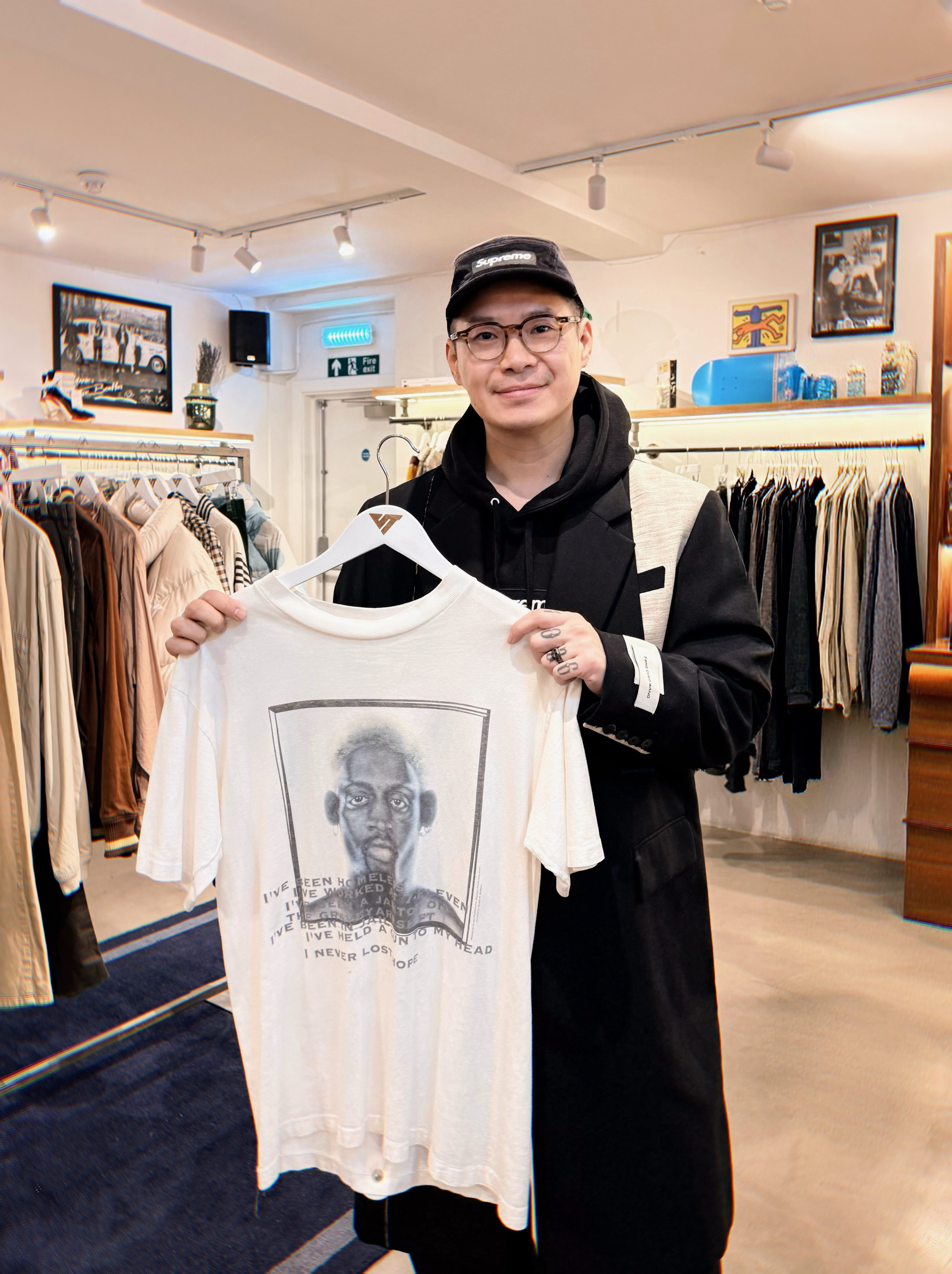 又在伦敦SOHO的古着店碰见了罗德曼的T恤品牌不详，成色很烂，价格250镑……还