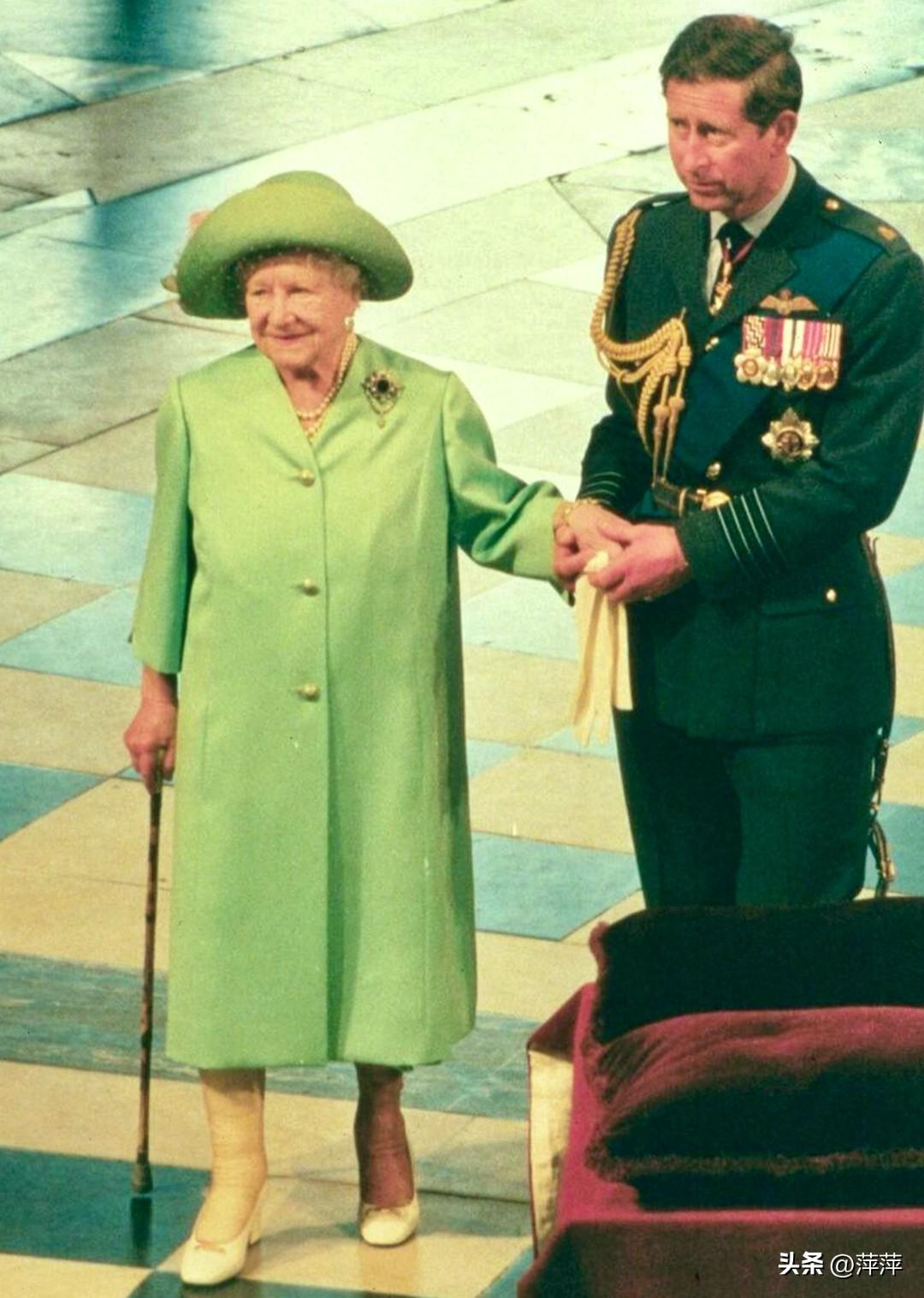 照片拍摄于2000年王太后百岁寿辰庆典，当时已是百岁高龄的王太后，由外孙查尔斯全