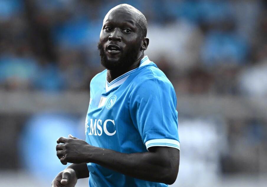 那不勒斯俱乐部针对卢卡库事件发布了官方公告，球员今天仍未归队。公告中写道：“球员