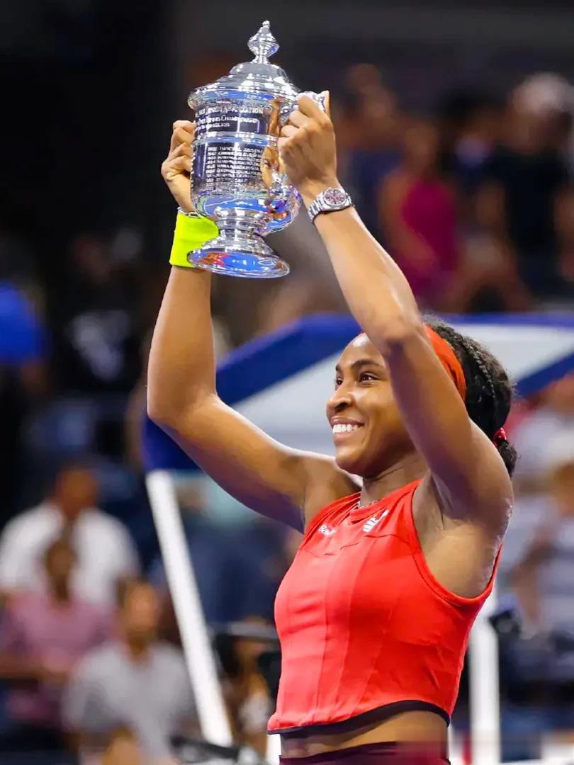 北京时间9月10日凌晨，可可·高芙逆转萨巴伦卡问鼎2023美国网球公开赛女子单打