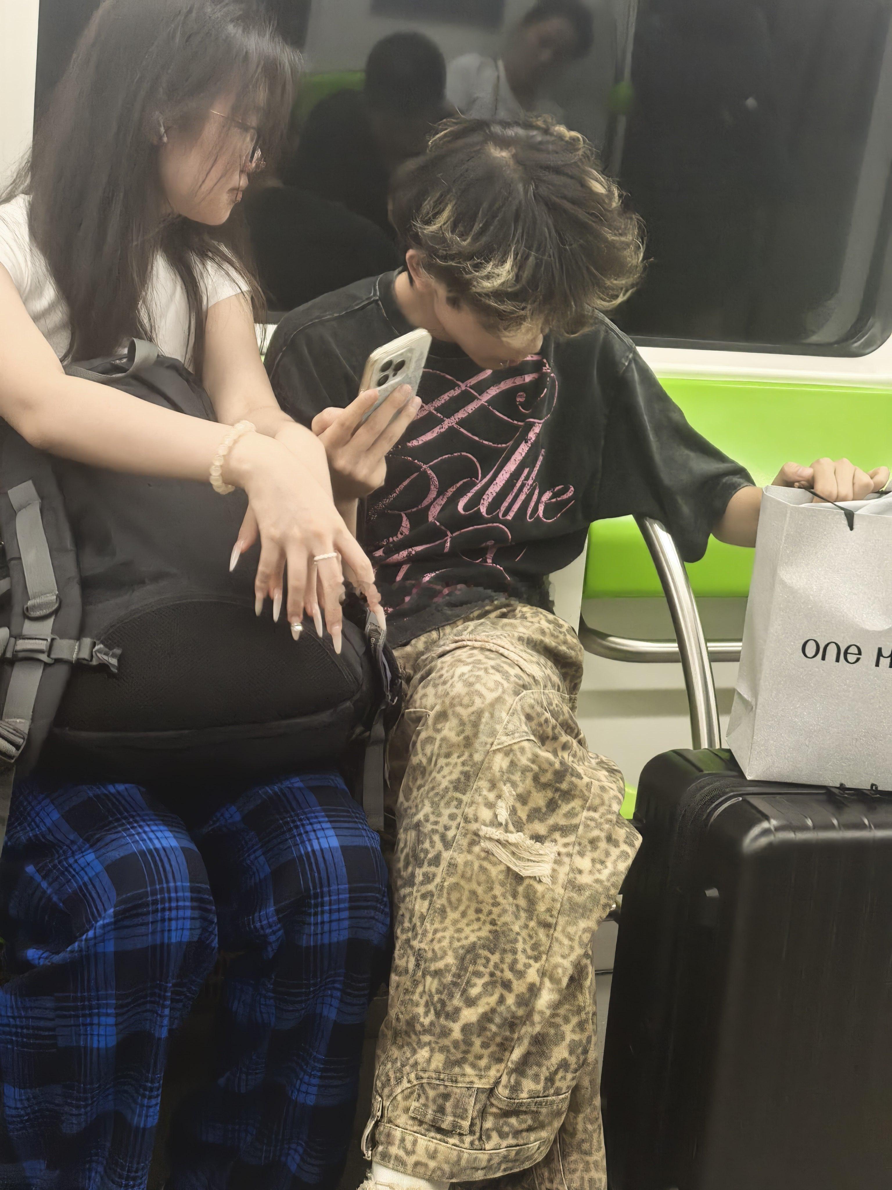 华为手机华为手机摄影 现代青年，嘴上耳朵👂穿孔打钉！？ 
