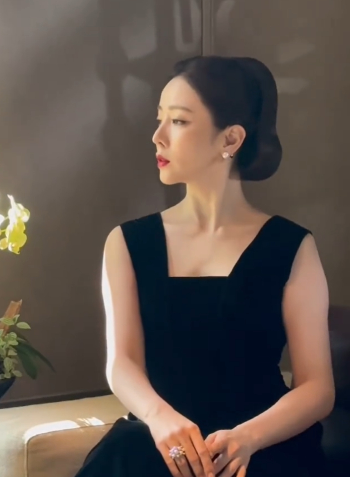 李思思高智感看到李思思穿这一身新中式服装亮相，她依旧那么优雅。她的话总能给人力量