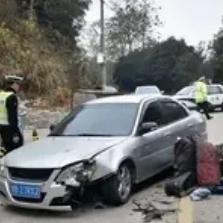 大爷搭邻居的车出了车祸，住院住了一个多星期。邻居拿出2万块和大爷私了，可大爷没同