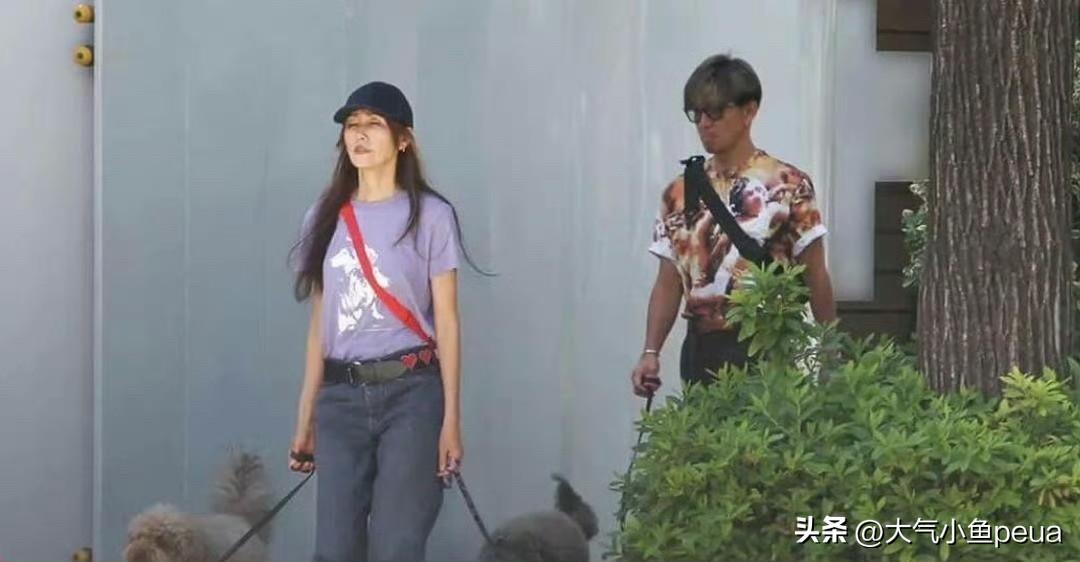 木村拓哉工藤静香二十多年了还能一块儿遛狗散步，这狗粮撒得比偶像剧还自然。
没有刻