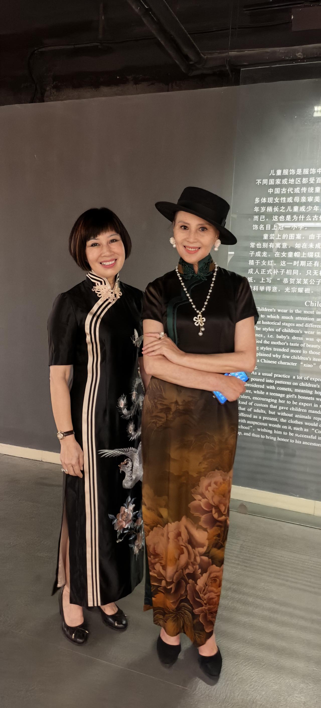 优雅姐妹花，黑裙与花裙的完美搭配，尽显时尚与魅力！👗💃🏻