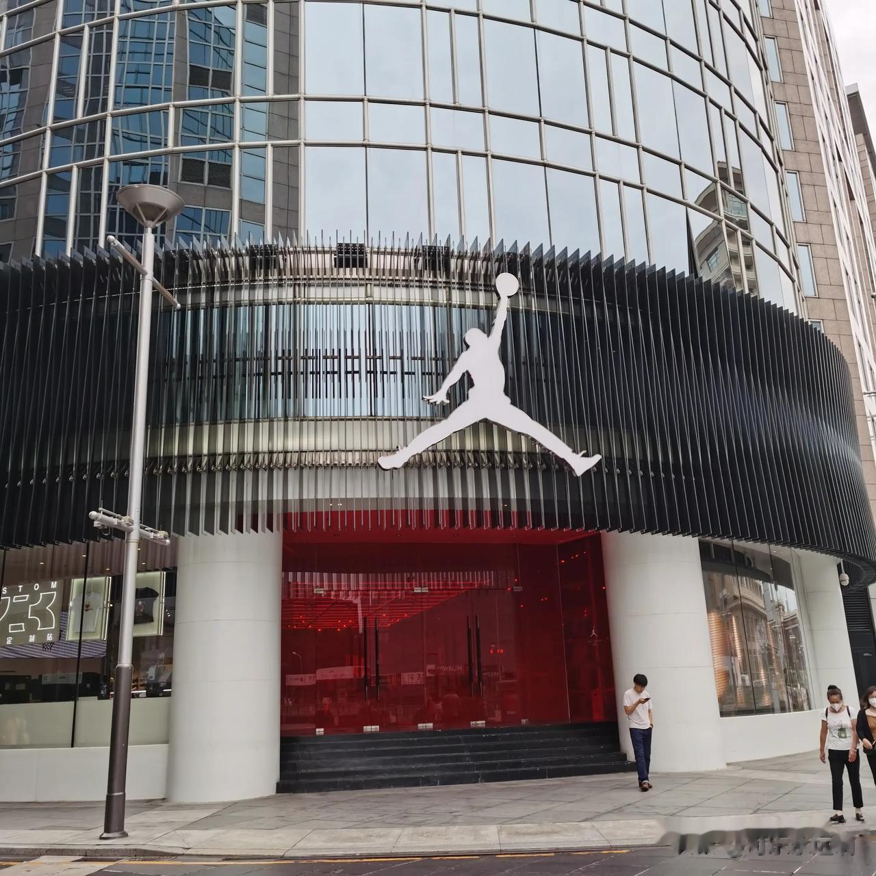  
这个秋天在北京感觉天越来越蓝了，雾霾似乎在记忆中渐渐淡忘，今天的王府井步行街