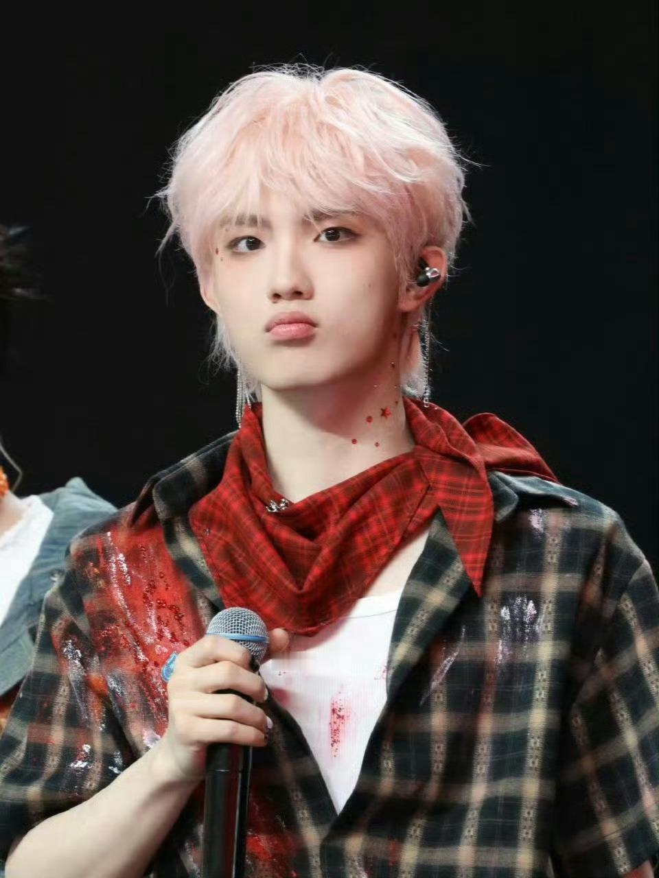 苏新皓好萌台上是气场全开的全能主舞，台下是蹦蹦跳跳、爱捂嘴笑、耳朵容易红的小奶包