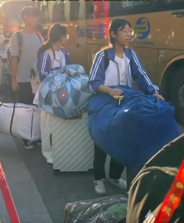 卸下考场行囊，乡镇学子踏上平凡归途。

高考最后一门考试结束，喧闹的考点慢慢安静