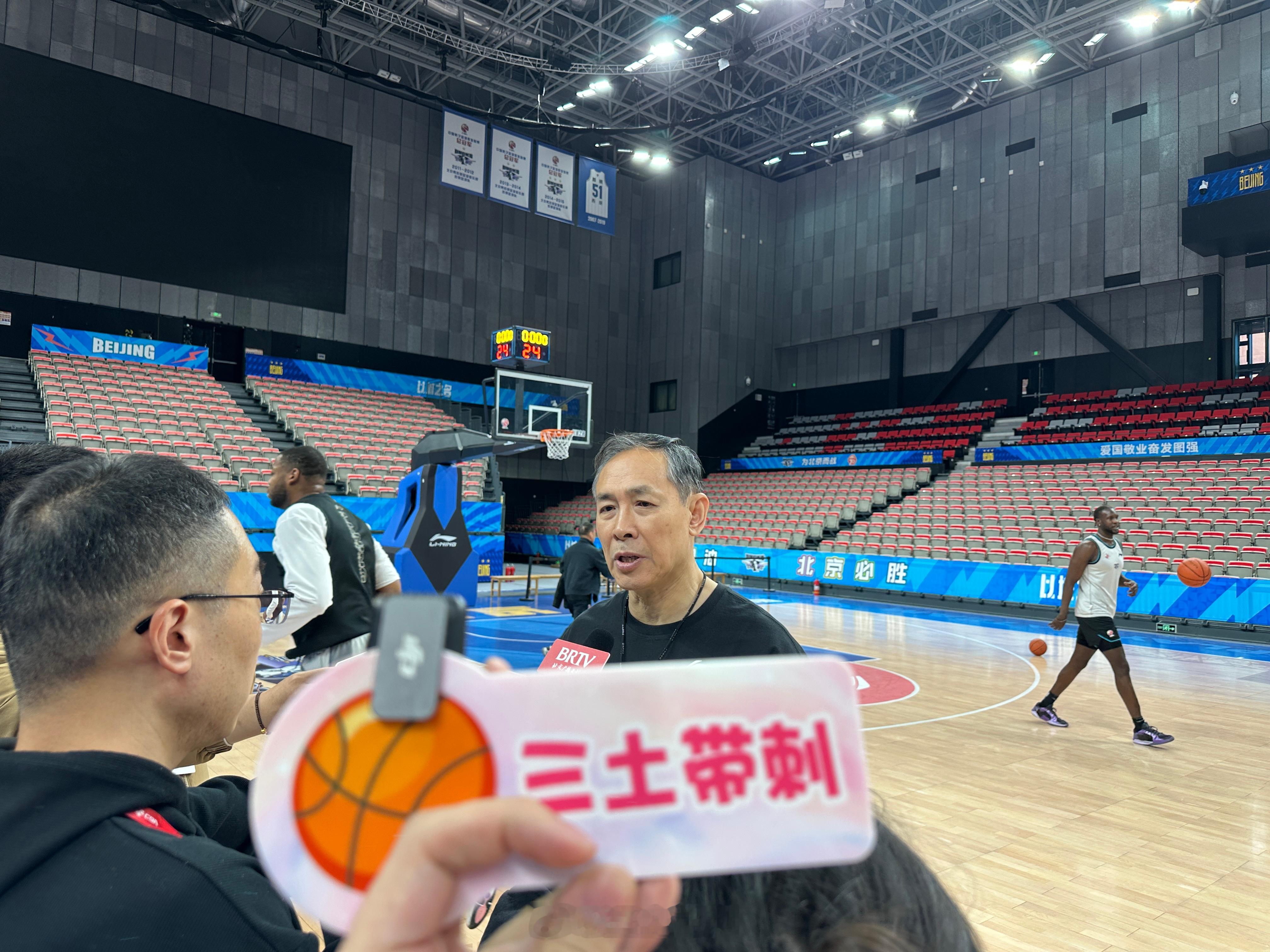 北京男篮vs深圳男篮曾凡博 许导介绍小曾的情况，他签完合同后，已经跟球队报到，他