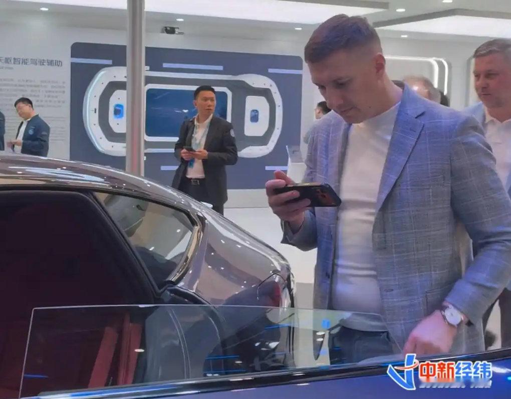 【老外扎堆涌入北京车展国产新能源展台】北京车展国产新能源展台获老外点赞“展会的规