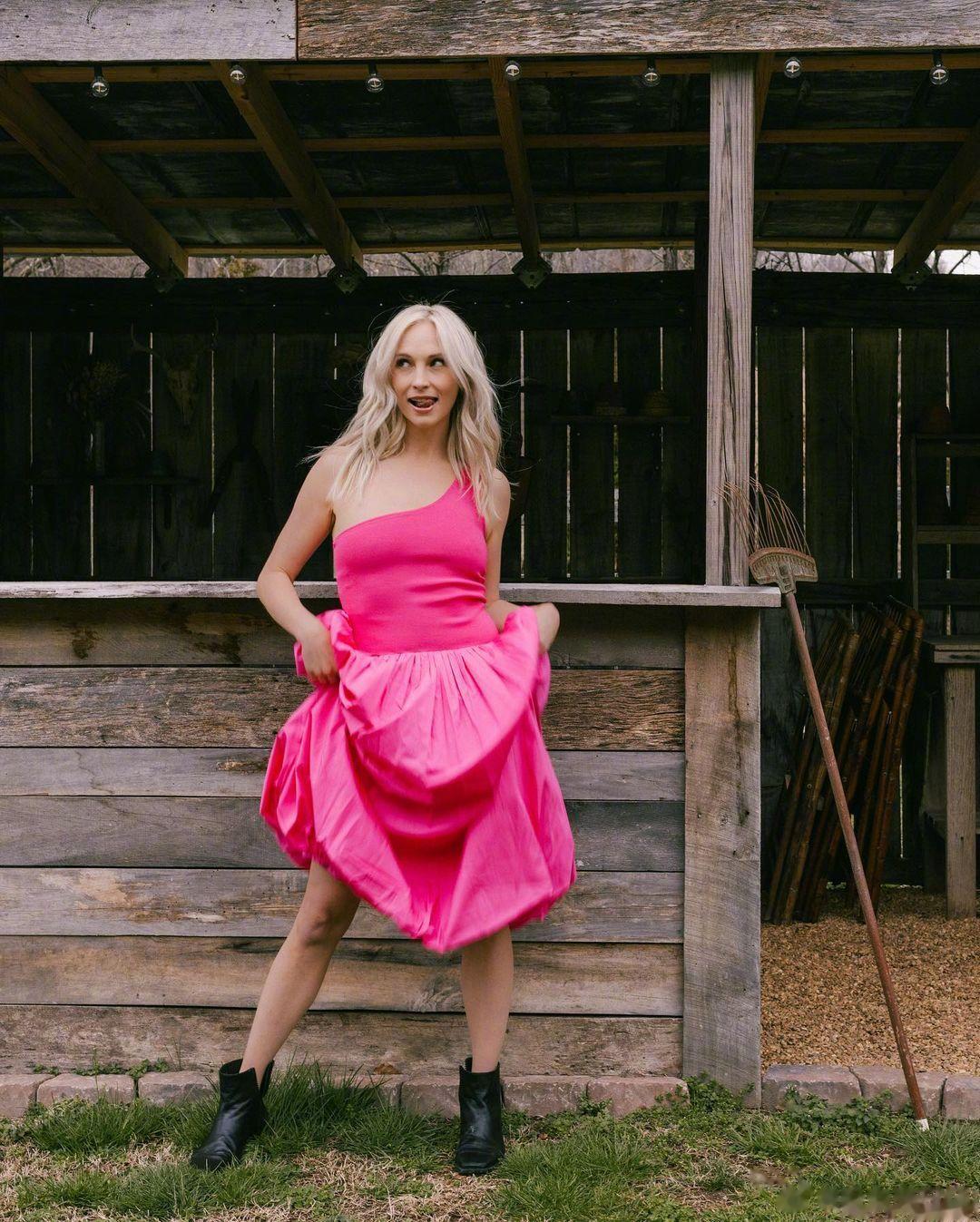 《#吸血鬼日記#》女主角 Candice King！芭比大戰粉紅！農場女巫正式登