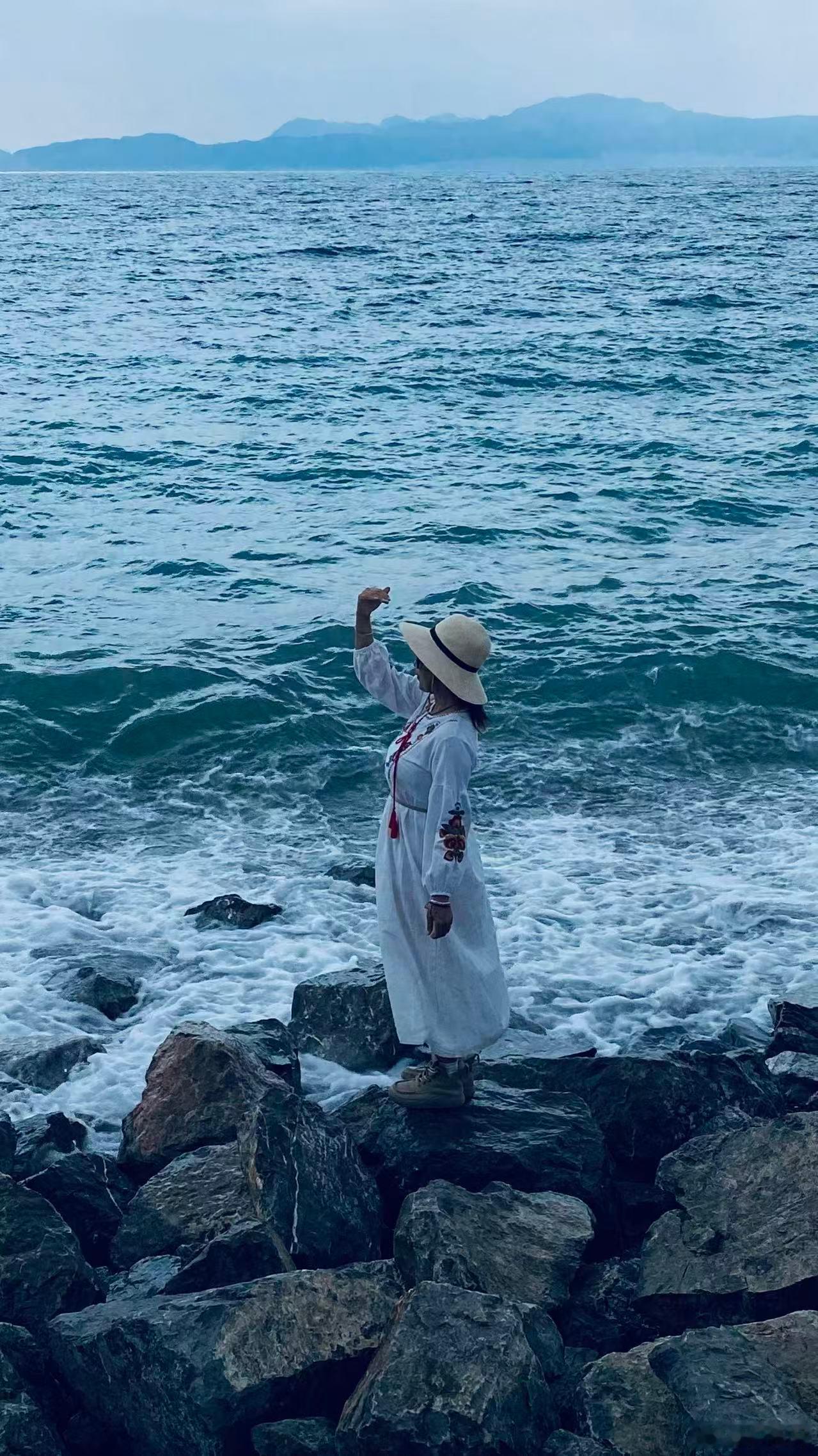 海龟从不与海浪相争，反向浪袭来时它静静漂浮保存体力，唯有顺浪之时全力前行。   