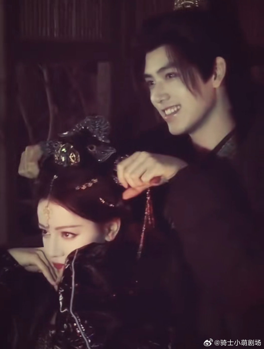 迪丽热巴陈飞宇这里不让骑车陈飞宇把迪丽热巴当摩托车了一个递牛角一个握成摩托把手，