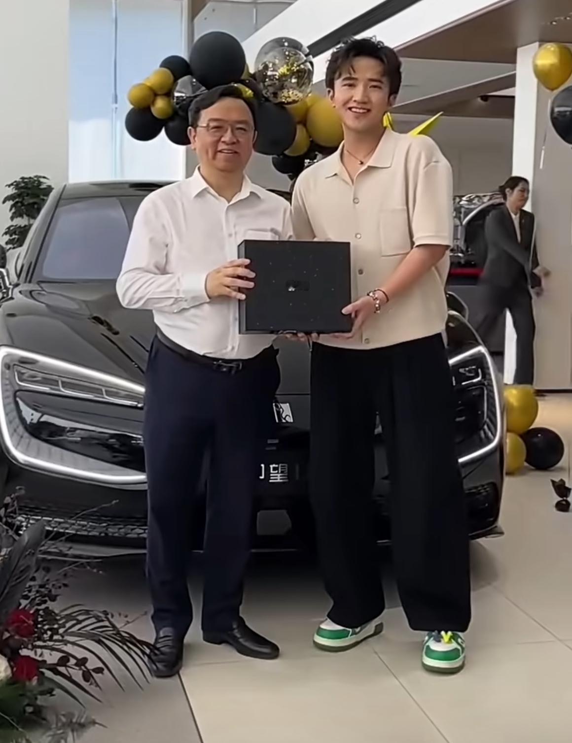 王传福亲自为“洁丽雅少爷”石展承交付仰望U7。

今天，比亚迪董事长王传福在长沙