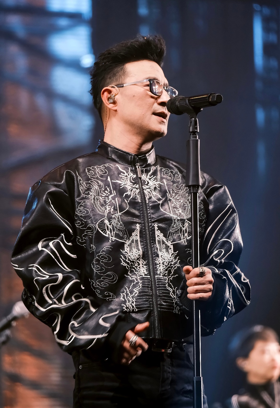 汪峰昨天刚官宣演唱会汪峰又把人设立住了 啊啊啊啊怎么又是这样！！！这个人设堪比萧