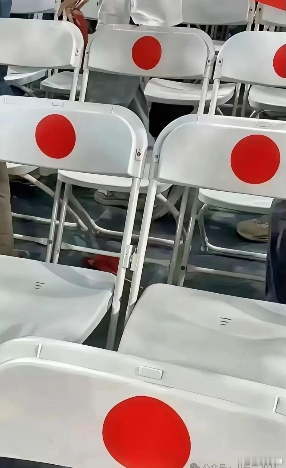 乍一看真像得很，风口浪尖的武大可长点心吧[允悲]武汉大学致歉武汉大学回应椅子标签