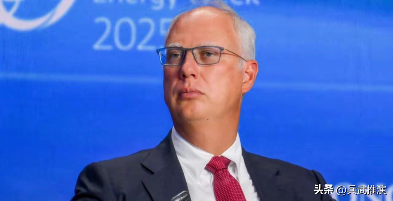 美国解除1亿桶在途俄罗斯石油的限制

美国这次松绑俄油，全是被逼的，一点办法都没