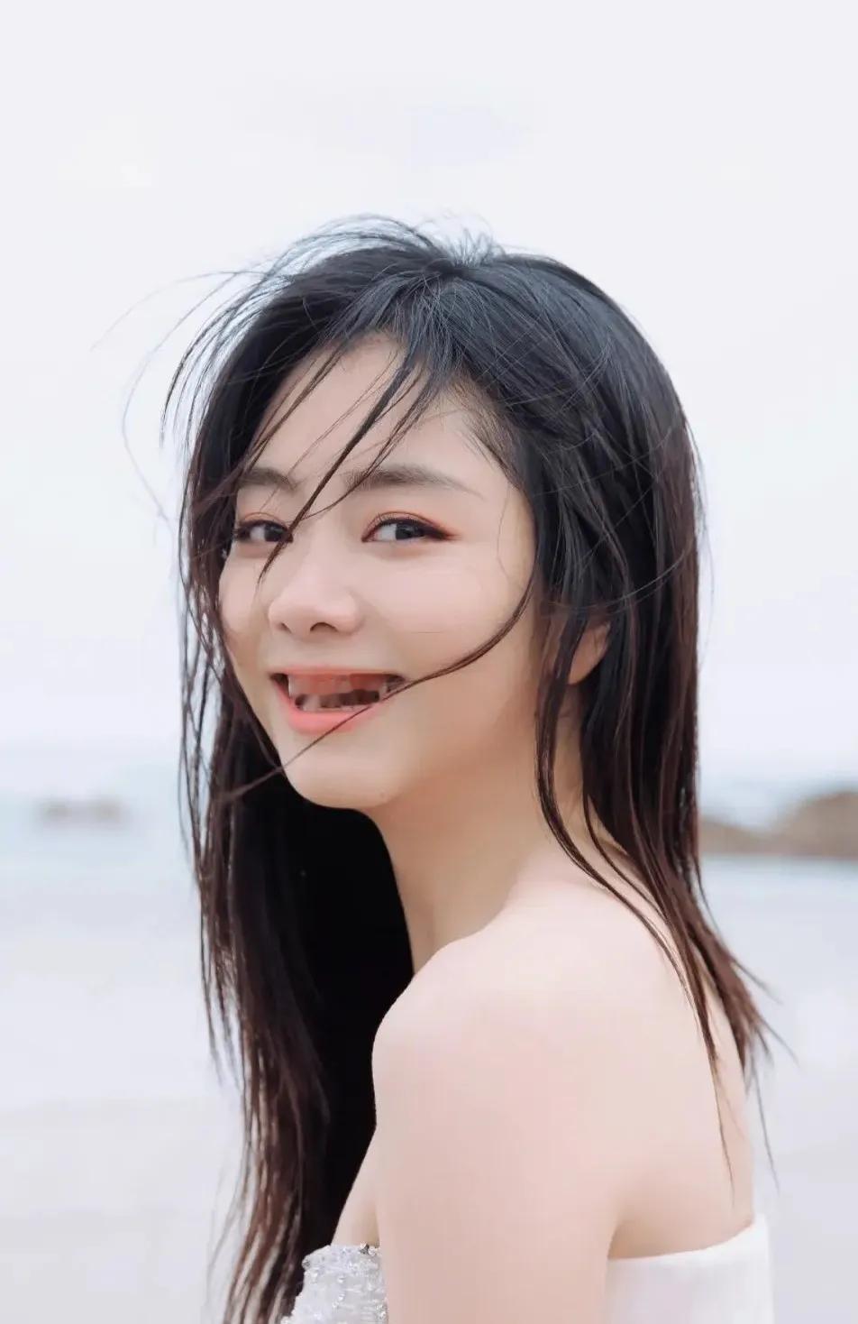 谭松韵真的好可爱，虽然长的不算漂亮，但她的演技是真的好。
虽然她长了一张娃娃脸，