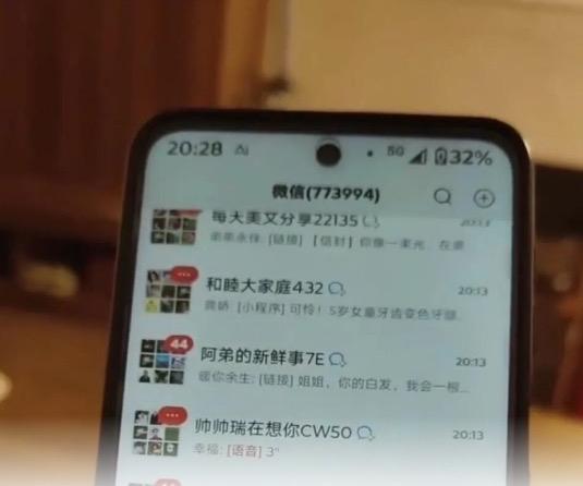 央视曝光，90岁老人手机竟有77万条未读消息！
退了又拉、删都删不完，银发族正被