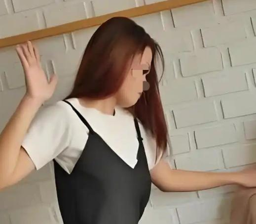 广西，一名女子接女儿放学，得知女儿遭到同班男同学欺负，便找到该男生进行警告。双方