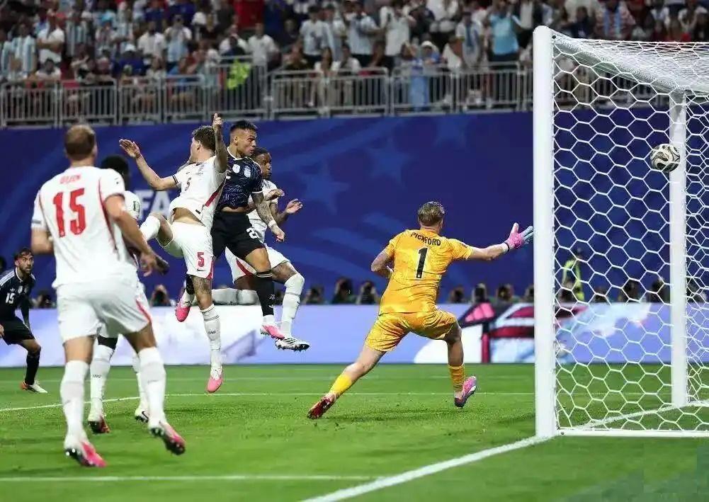 1-0领先就不会踢球了？英格兰保守战术痛失好局！
2026年美加墨世界杯半决赛，