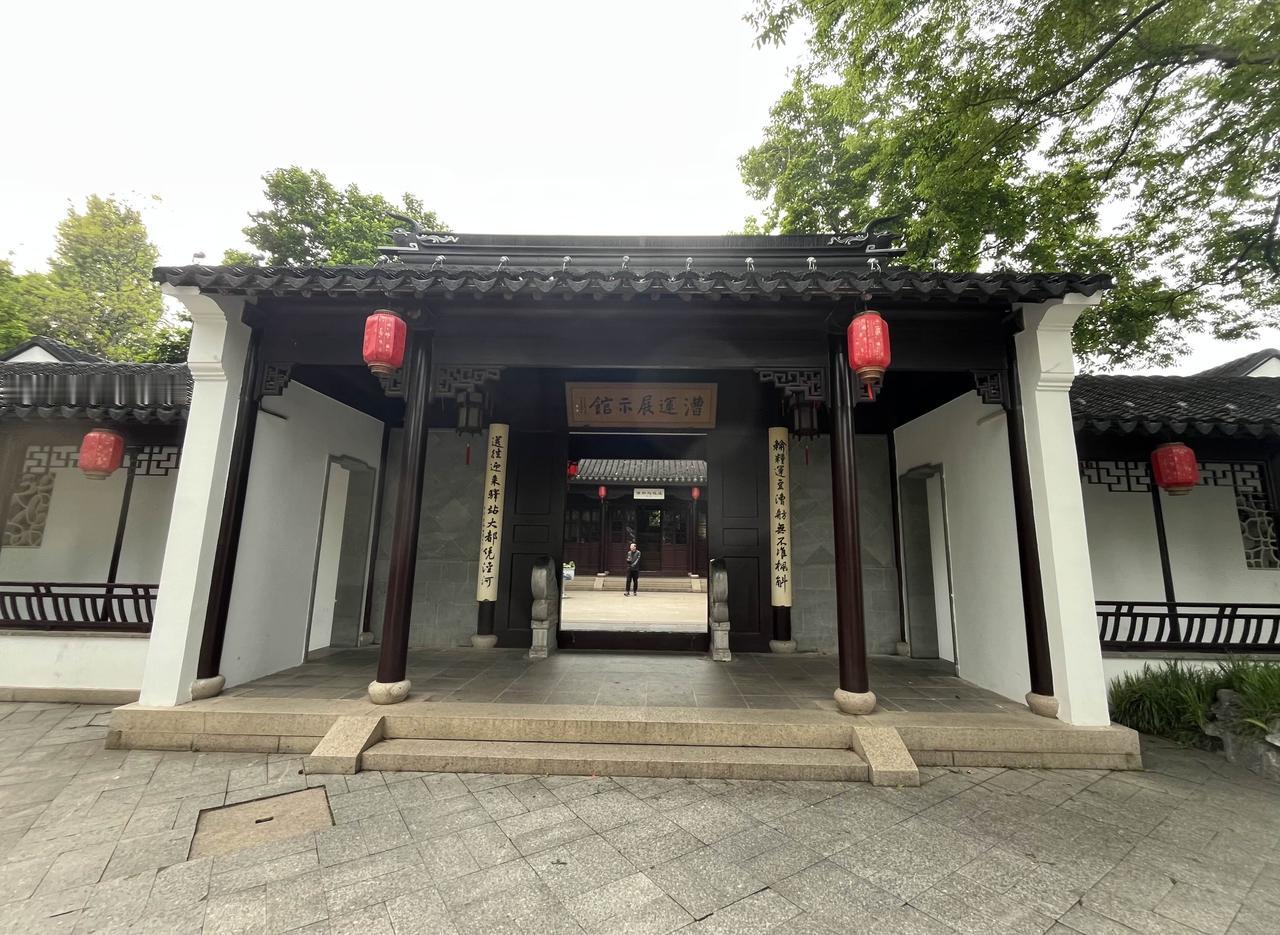 苏州市枫桥景区寒山寺对面有个《漕运展示馆》，分别设有：漕运的起源、漕运与大运河、