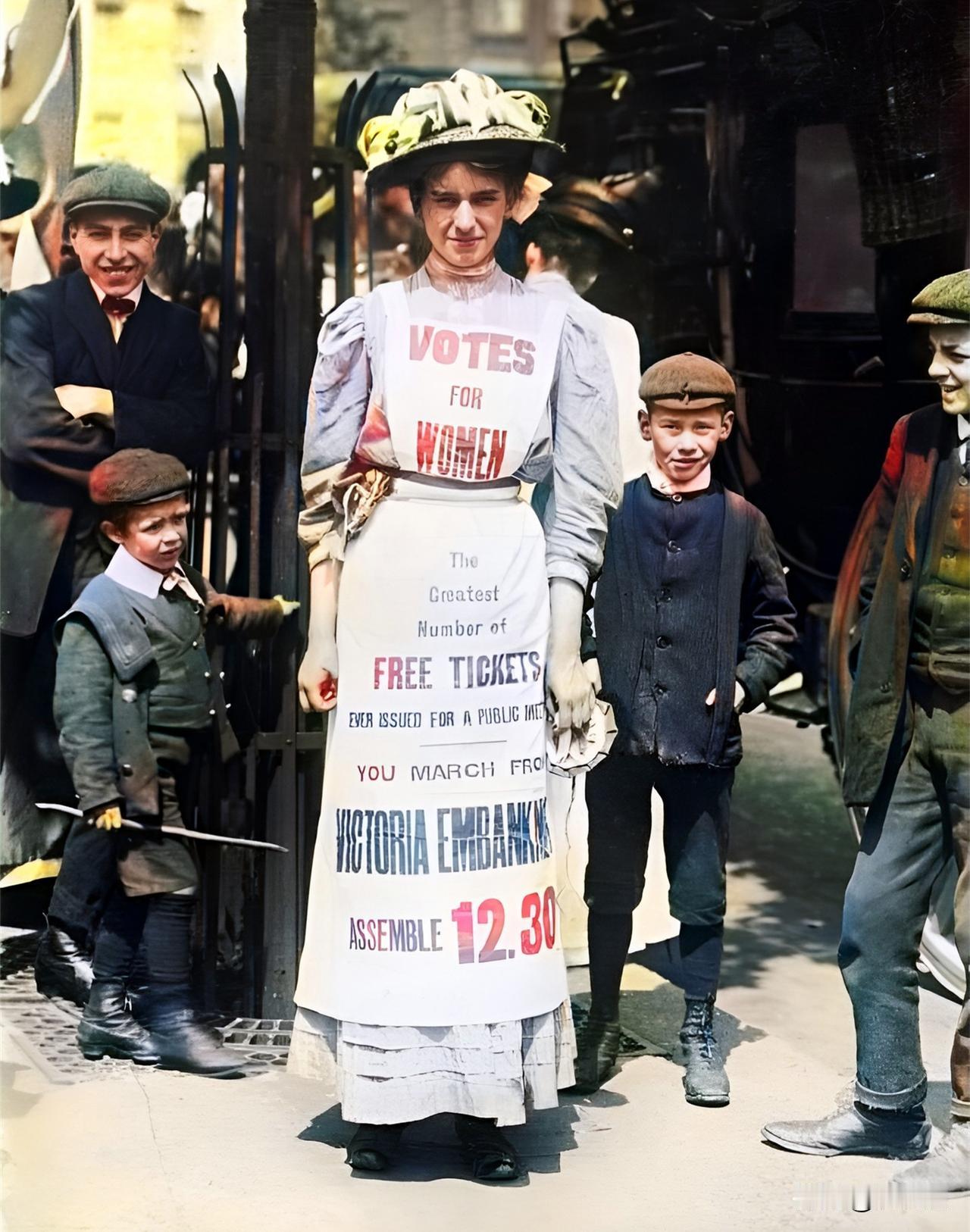 1909年，英国伦敦，一名美貌的女子为自己制作了一件特别的外套。外套上写有争取女