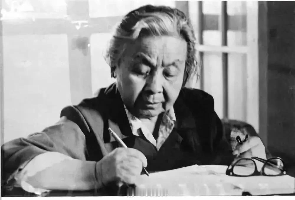 看丁玲晚年的照片，正气凛然。伤痕文学呈现势头的时候，有人希望丁玲出来讲点什么。她