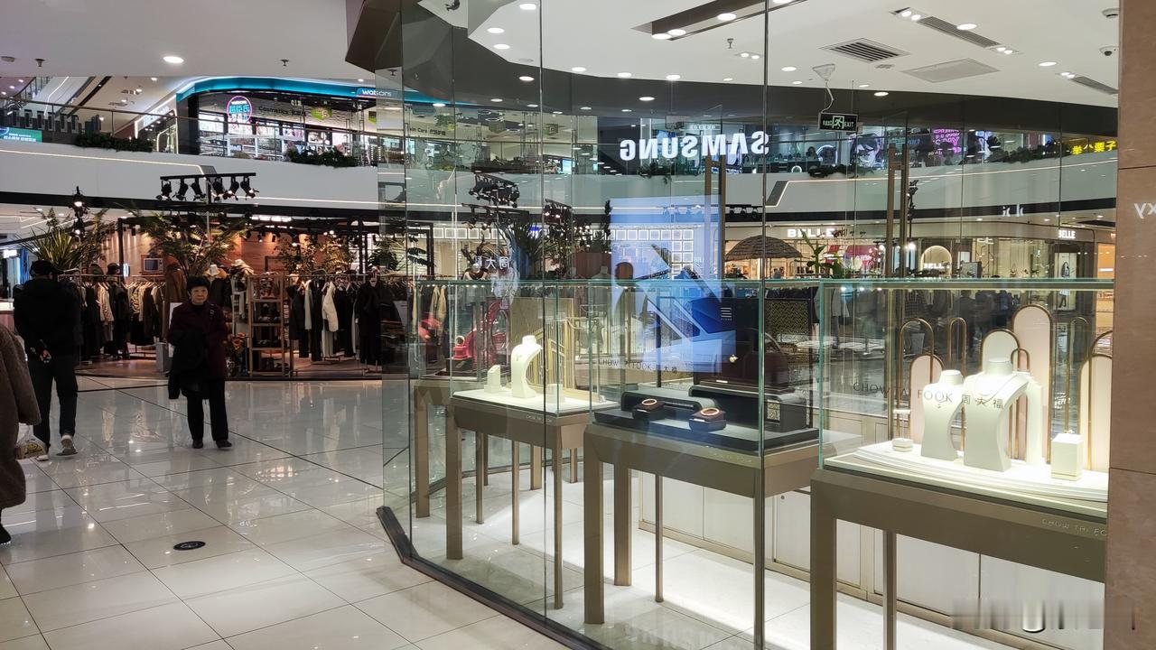 分享我这周有趣的事：
听说万达公司有麻烦事，我就去了万达广场。人不多，但是晚上人